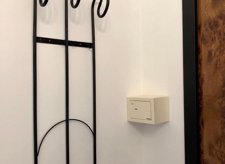 디럭스 룸, B&b Family First