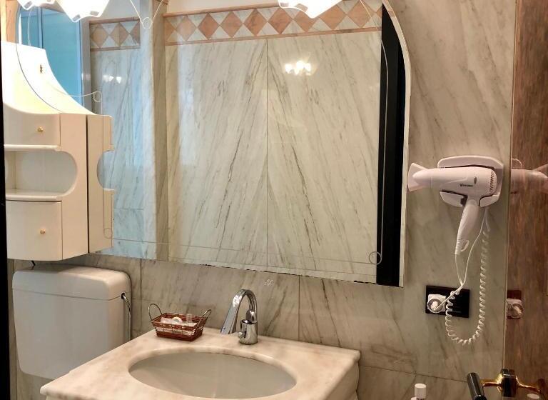 디럭스 룸, B&b Family First