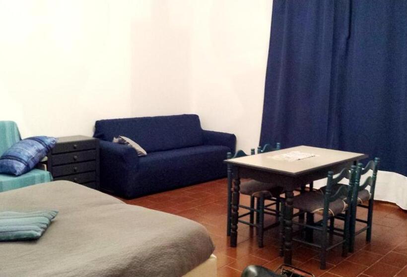 חדר סטנדרט לשלושה, Antemare