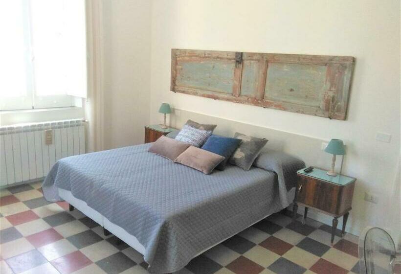 اتاق استاندارد سه تخته با سرویس بهداشتی مشترک, Deja Vu