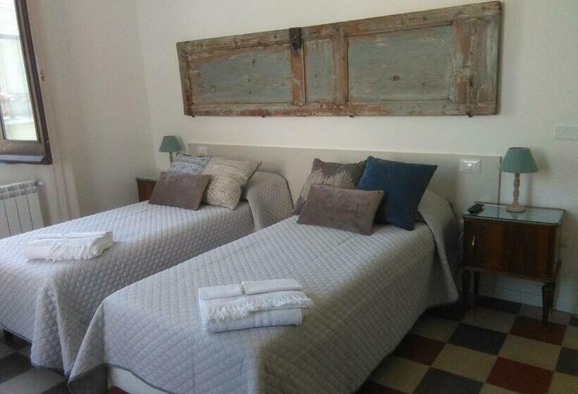 اتاق استاندارد سه تخته با سرویس بهداشتی مشترک, Deja Vu