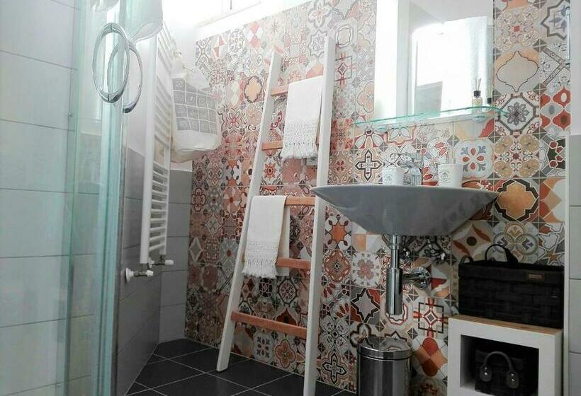 اتاق استاندارد سه تخته با سرویس بهداشتی مشترک, Deja Vu