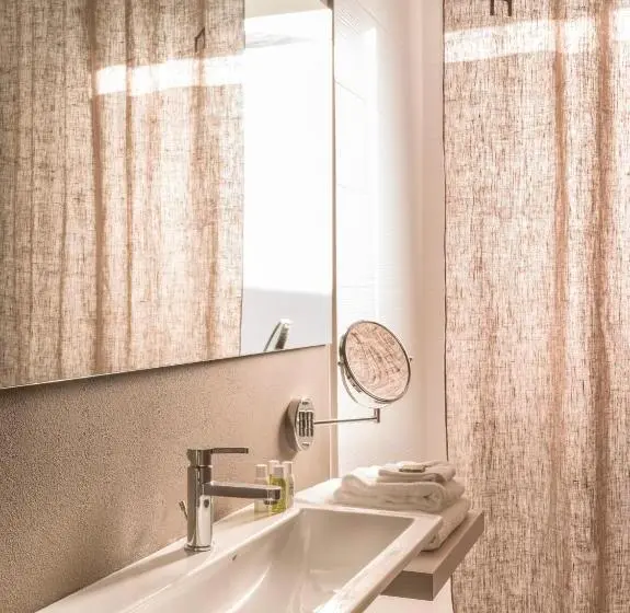 Superior room with lake view, Bed & Breakfast La Home And Apartments