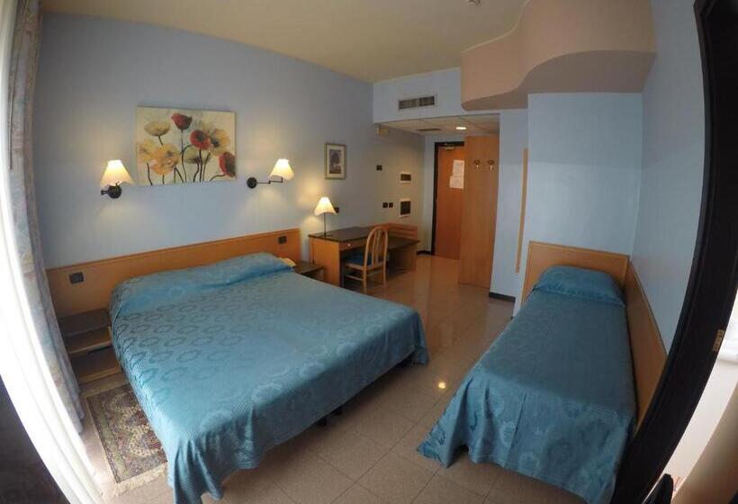 חדר סטנדרט לשלושה, Astoria