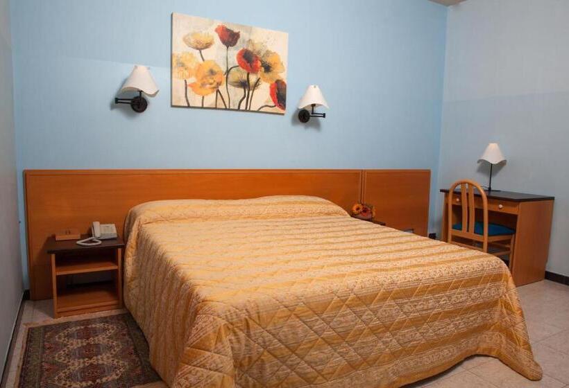 חדר סטנדרט לשלושה, Astoria