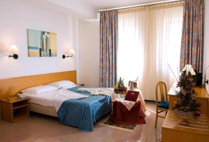 חדר סטנדרט לשלושה, Astoria