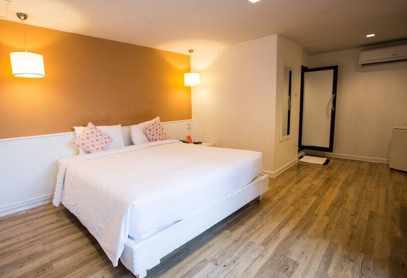 اتاق سوپریور, First House