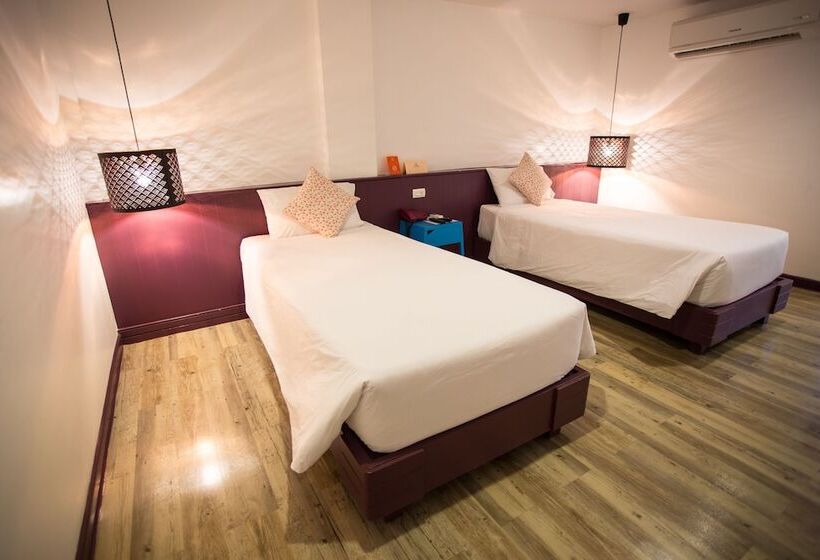 اتاق سوپریور, First House