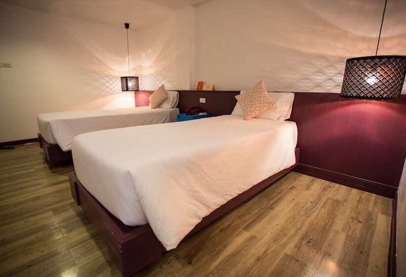 اتاق سوپریور, First House