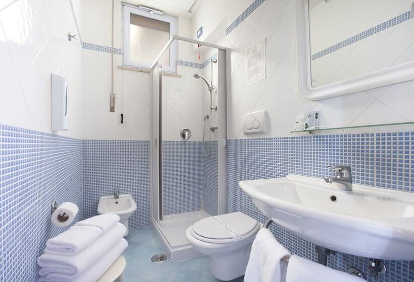 اتاق استاندارد سه نفره, La Meridiana