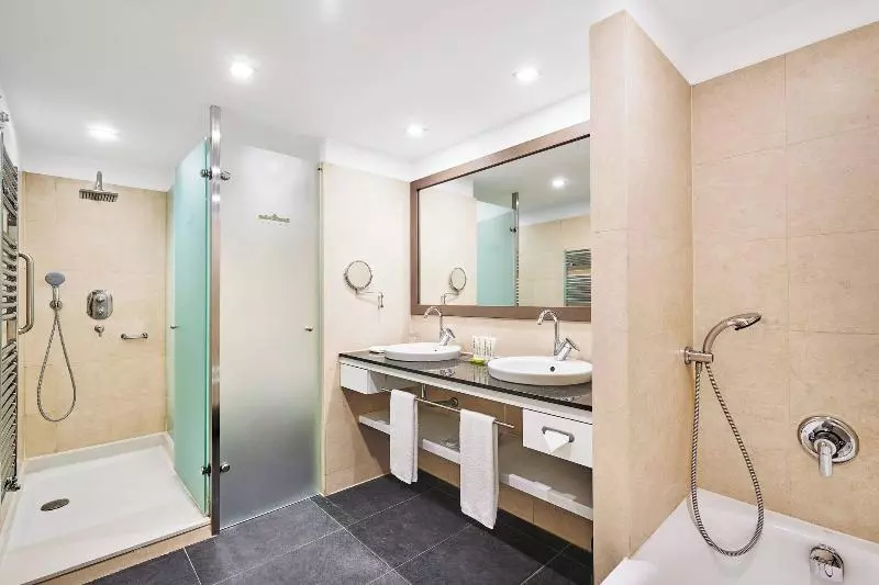 اتاق لوکس با چشم‌انداز باغ, Le Meridien Ra Beach Hotel And Spa