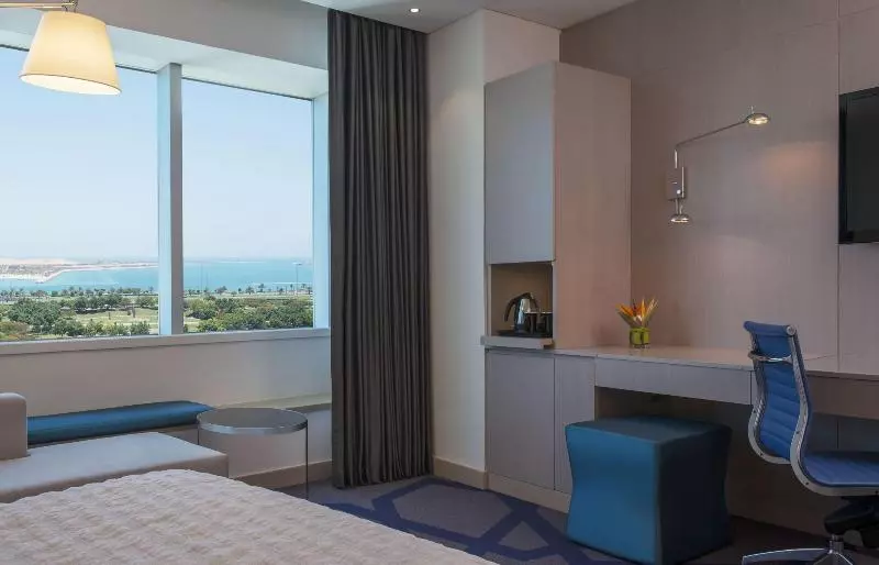 اتاق لوکس با چشم‌انداز دریا, Le Royal Méridien Abu Dhabi