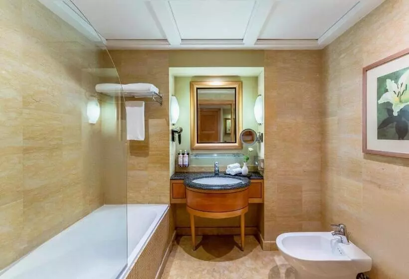 اتاق لوکس با تخت بزرگ, Mövenpick Hotel Doha