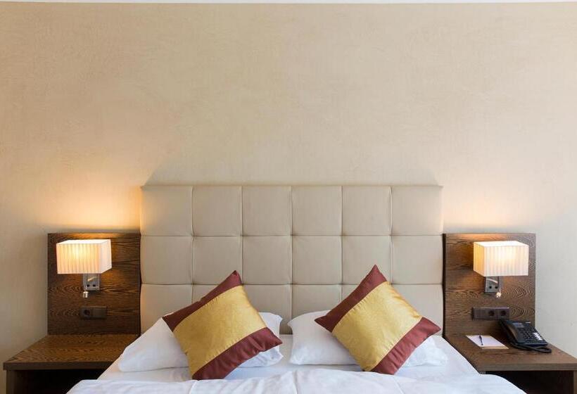 غرفة قياسية, Sacher Baden