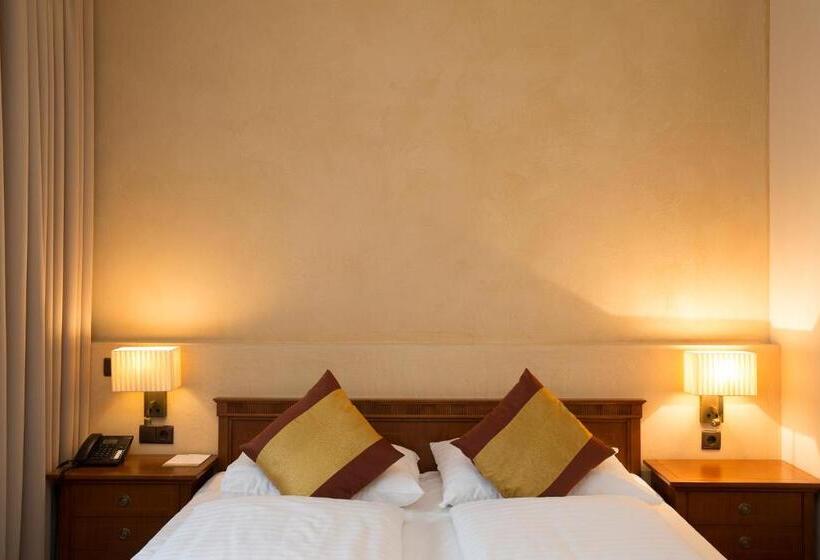 غرفة قياسية, Sacher Baden