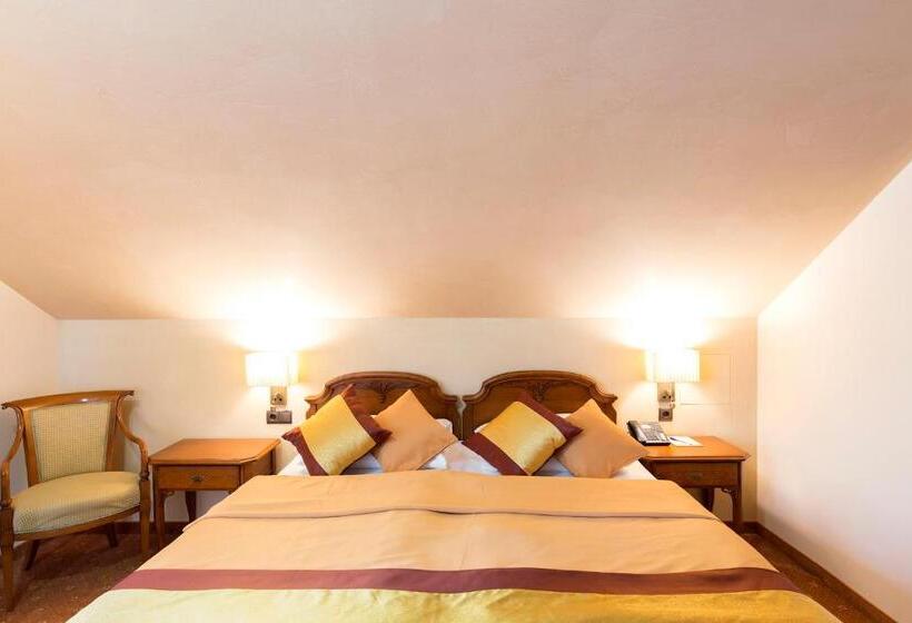 جناح مزوَّد بشرفة, Sacher Baden