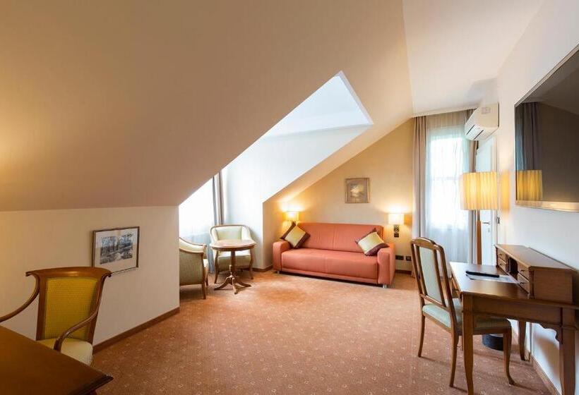 جناح مزوَّد بشرفة, Sacher Baden