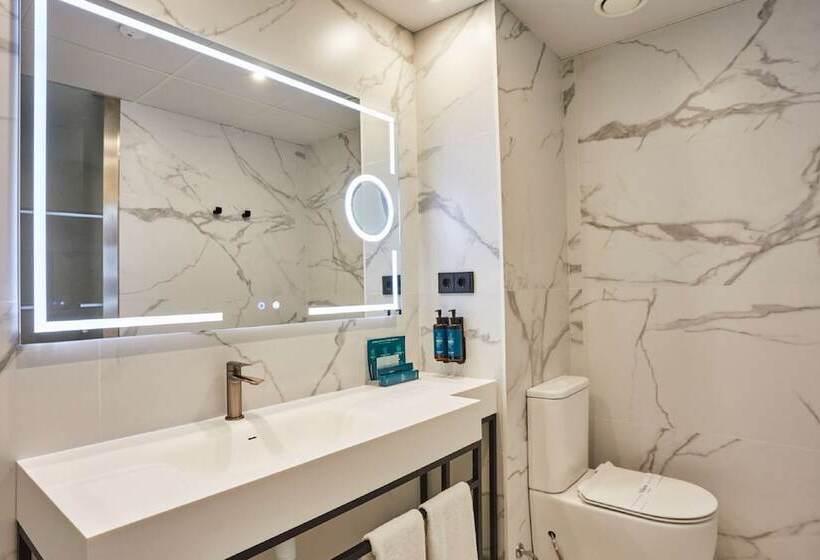 غرفة قياسية ثلاثية, Silken Puerta Valencia