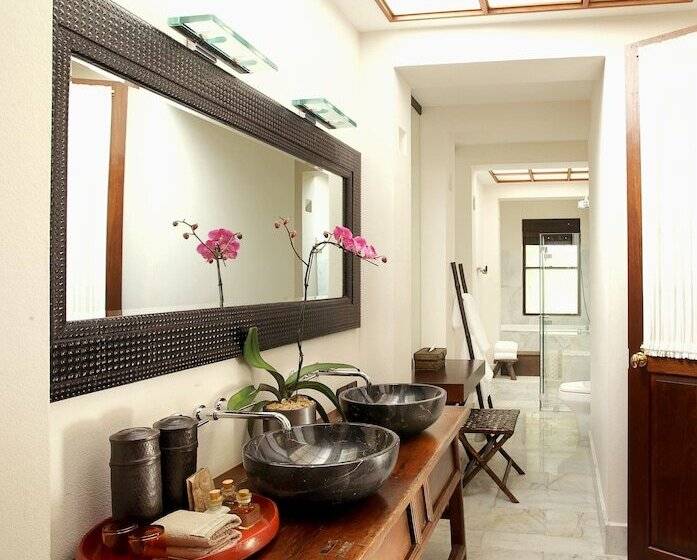 Люкс, Tamarind Village