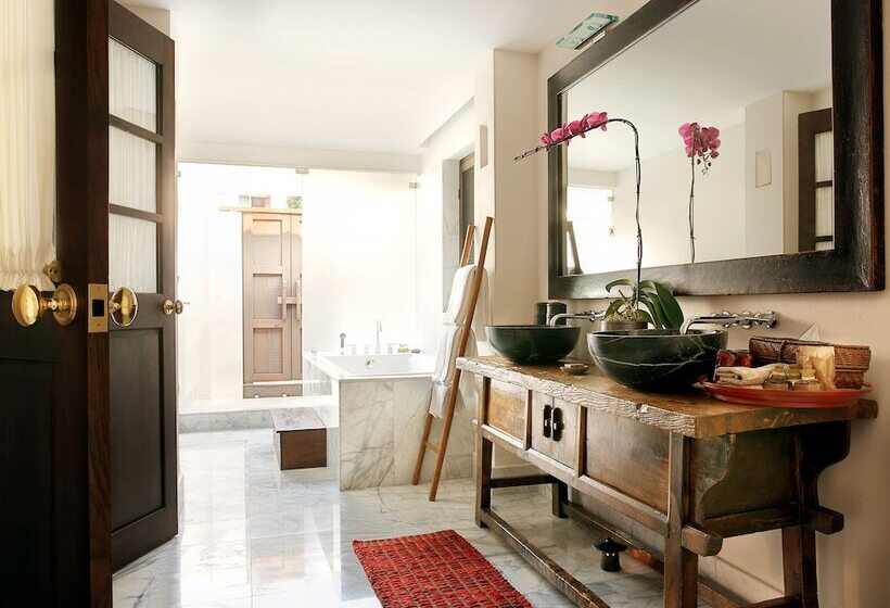 Люкс, Tamarind Village