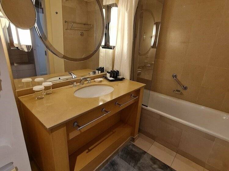 اتاق سوپریور با چشم‌انداز شهر, Mövenpick Hotel Beirut