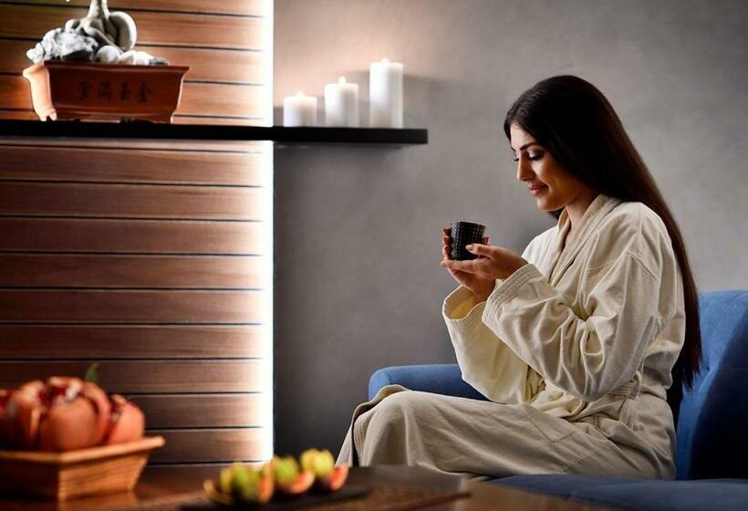 اتاق اجرایی با تخت بزرگ, Mövenpick Hotel Beirut