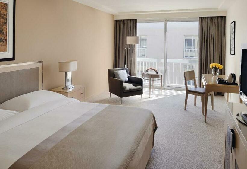 اتاق اجرایی با تخت بزرگ, Mövenpick Hotel Beirut