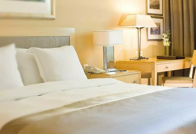 キングサイズベッドのクラシックルーム, Mövenpick Hotel Beirut