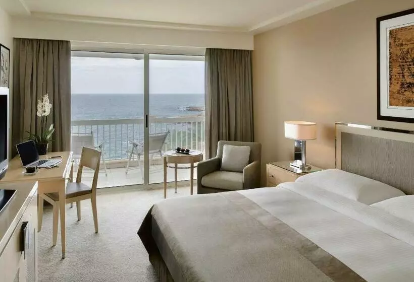 キングサイズベッドのデラックスルーム, Mövenpick Hotel Beirut