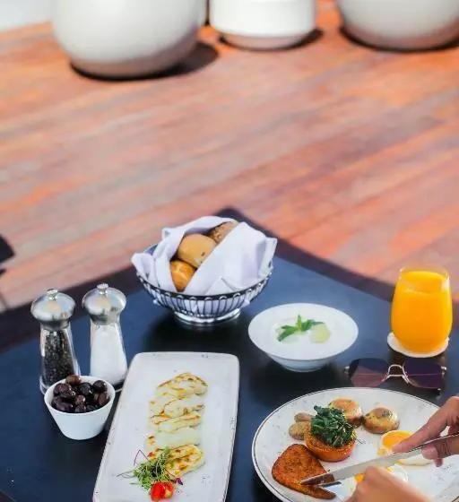 キングサイズベッドのデラックスルーム, Mövenpick Hotel Beirut