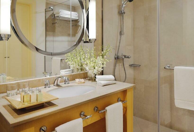 اتاق لوکس با تخت بزرگ, Mövenpick Hotel Beirut