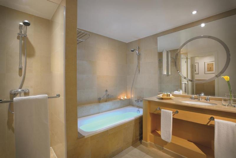 سوئیت اجرایی با چشم‌انداز دریا, Mövenpick Hotel Beirut