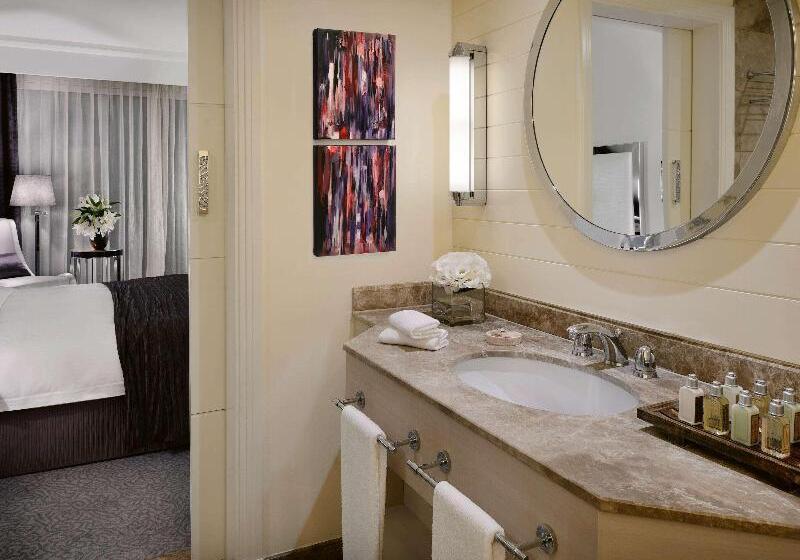 اتاق اجرایی با تخت بزرگ, Mövenpick Hotel Beirut