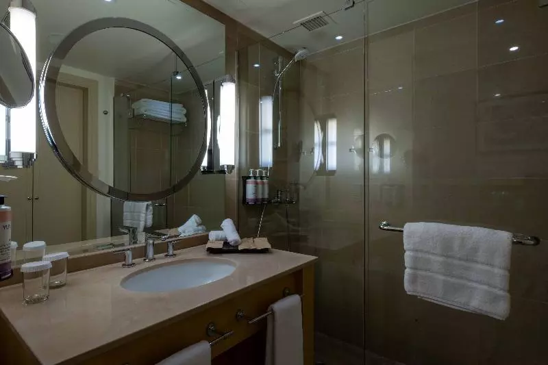 キングサイズベッドのクラシックルーム, Mövenpick Hotel Beirut