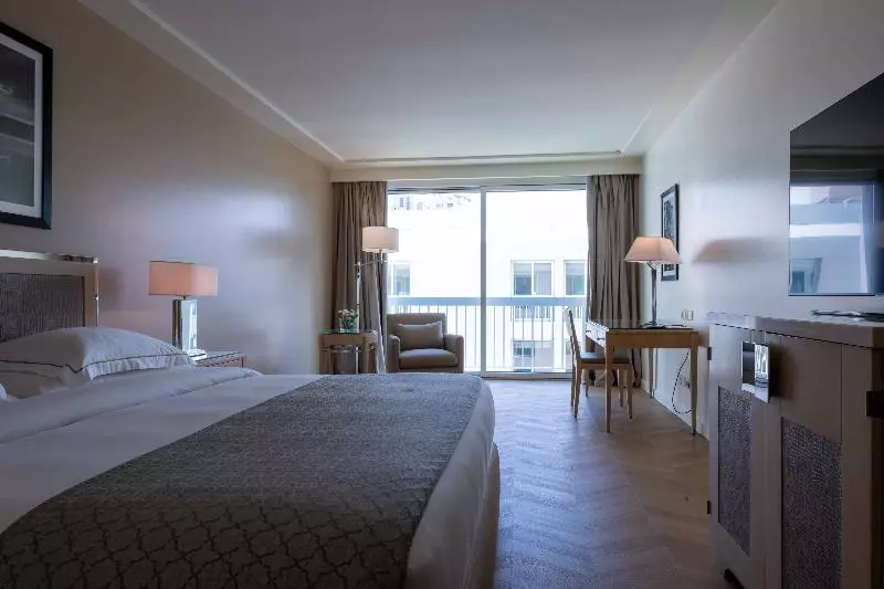 キングサイズベッドのクラシックルーム, Mövenpick Hotel Beirut