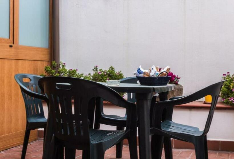 חדר סטנדרט לשלושה עם טרסה, B&b Scarabeo Milazzo