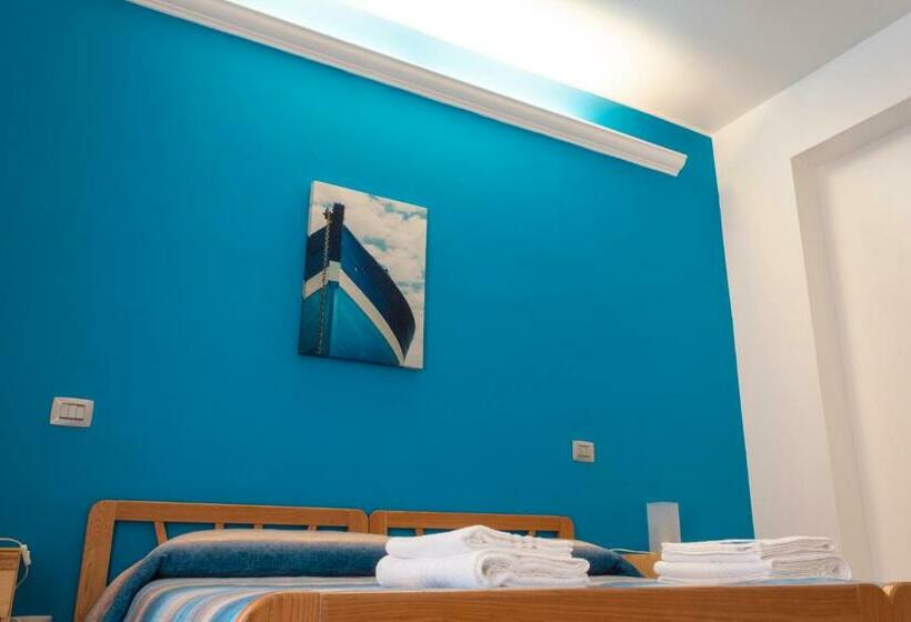 חדר סטנדרט לשלושה עם טרסה, B&b Scarabeo Milazzo