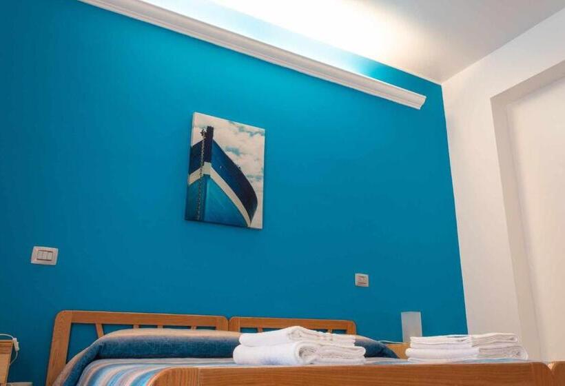 חדר סטנדרט לשלושה עם טרסה, B&b Scarabeo Milazzo