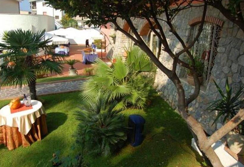 غرفة قياسية ثلاثية, Belvedere Hotel Club