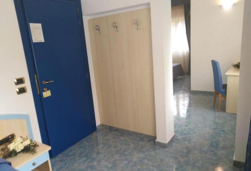 غرفة قياسية ثلاثية, Belvedere Hotel Club