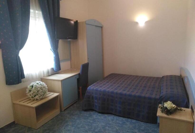 غرفة قياسية ثلاثية, Belvedere Hotel Club