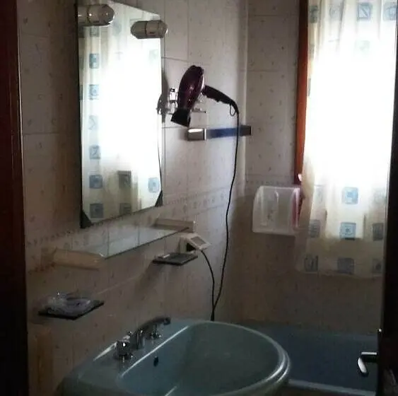 Standaardkamer met Gedeelde Badkamer, Leopardi