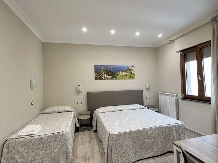 חדר קומפורט לשלושה, Relais Milo