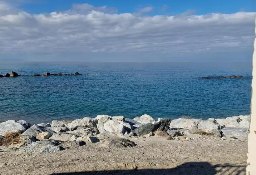 Enrumsvilla, B&b Rometta Beach