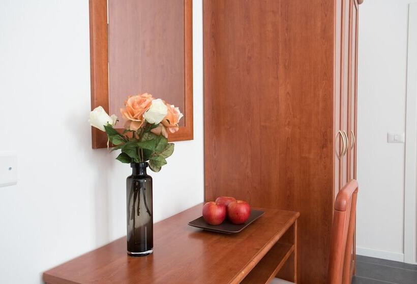 اتاق استاندارد سه نفره, Star