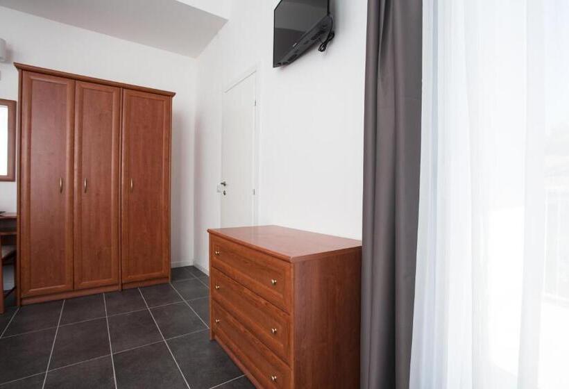 اتاق استاندارد سه نفره, Star