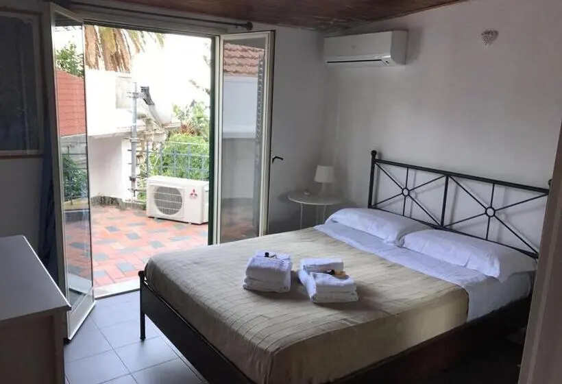 اتاق استاندارد سه نفره, Town House Messina Paradiso