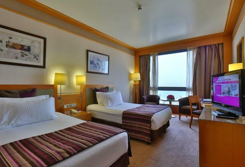 اتاق سوپریور با چشم‌انداز دریا, Crowne Plaza Hamra Beirut, An Ihg