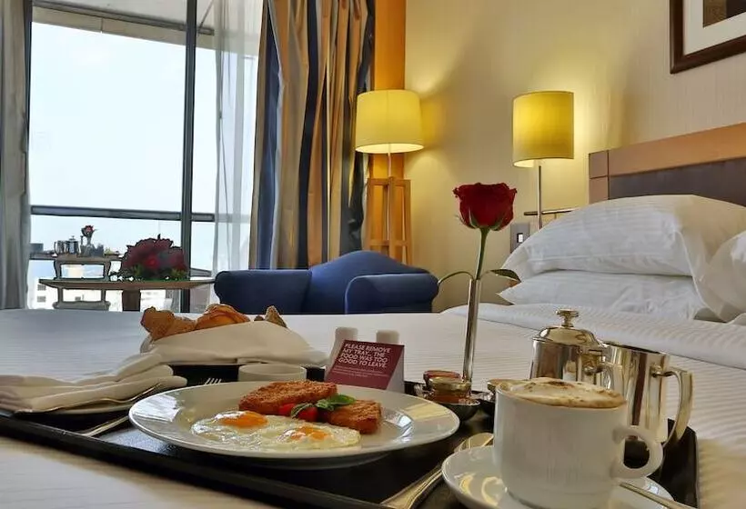 اتاق کلاب, Crowne Plaza Hamra Beirut, An Ihg