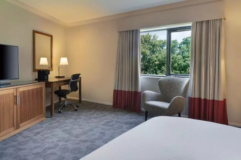 اتاق سوپریور با تخت دو نفره بزرگ, Delta Hotels By Marriott Peterborough